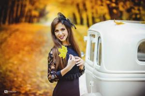 Шикарные девушки близ допотопного автомобиля )